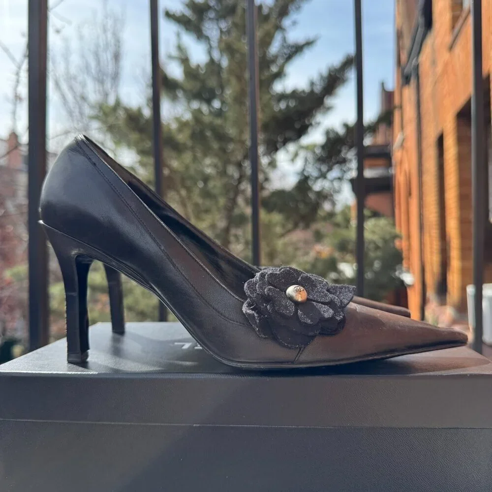 Vintage Chanel Classic Pump Black Camellia Flower Pointed Toe Heels Black 7